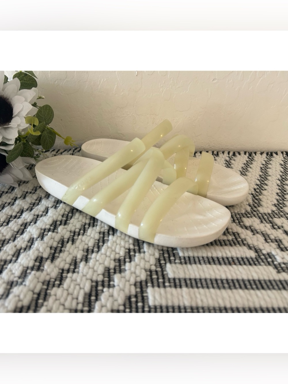 Crocs splash glossy strappy sandal white size 7